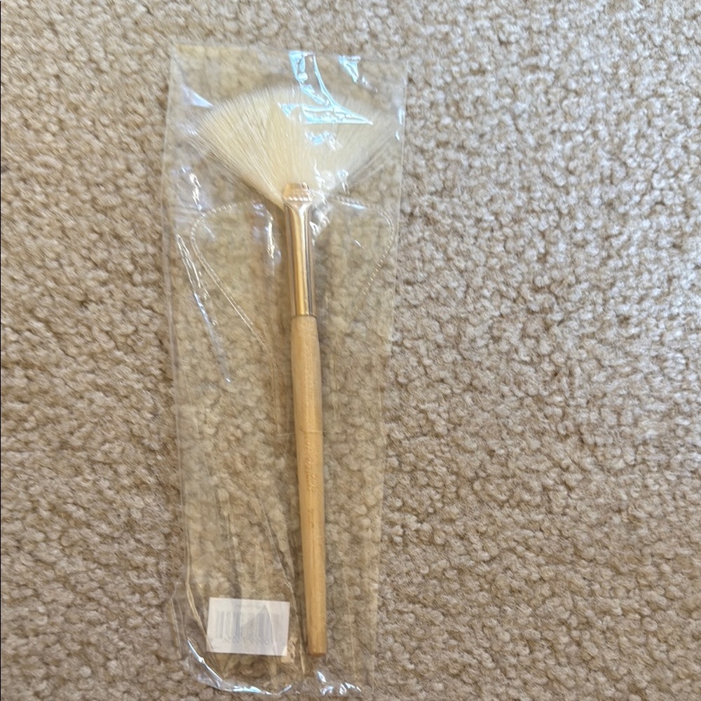 Fan Makeup Brush with Wooden Handle